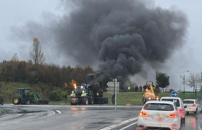 Die ländliche Koordination demonstriert am Autobahnkreisverkehr Cahors Sud