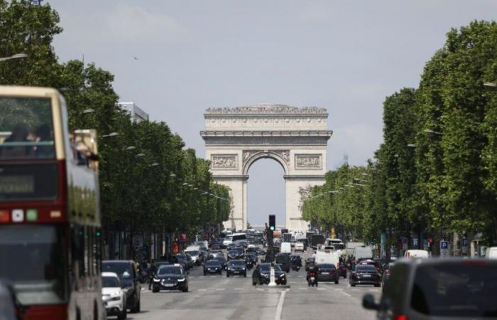 Paris: Eine riesige 1, 2, 3-Sonne mit Just Riadh oder Inoxtag auf den Champs-Élysées zur Veröffentlichung von „Squid Game 2“ organisiert