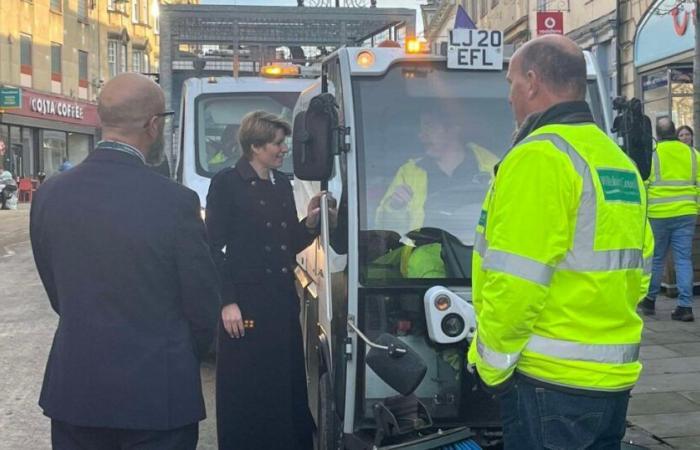 Regierungsminister auf der Chippenham High Street nach der Überschwemmung