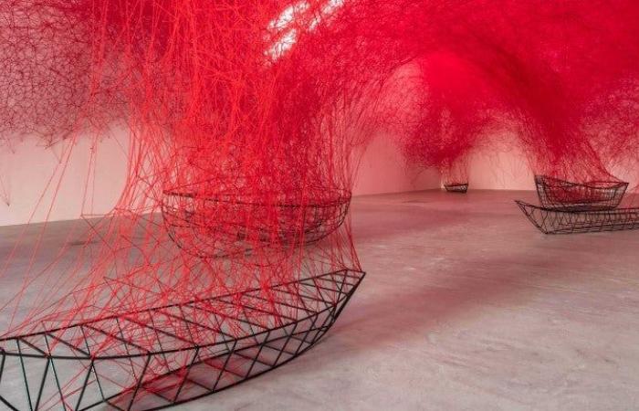 In seinen immersiven Installationen entführt uns der Künstler Chiharu Shiota in seine weichen und gigantischen Leinwände