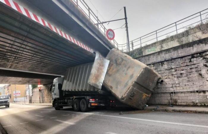 Metropole Lyon. In Givors stürzt ein Lastwagen unter eine SNCF-Brücke und bleibt stecken