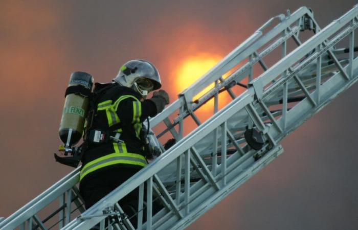 Frau stirbt nach Explosion und anschließendem Brand im Gebäude