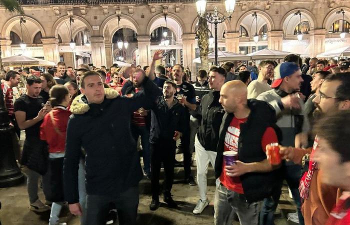 „Hier ist Brest“, „Brest in der Champions League“. Vor dem Spiel in Barcelona jubeln die Fans von Stade Brestois bereits