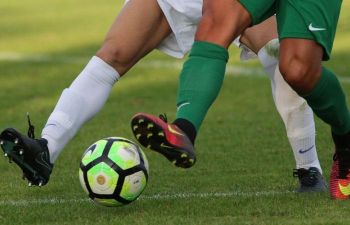 Amateurfußball: „Schreie“ und „Affenimitationen“ gegen einen jungen 17-jährigen Spieler, der Schiedsrichter unterbricht das Spiel und die Gerichte leiten eine Untersuchung ein