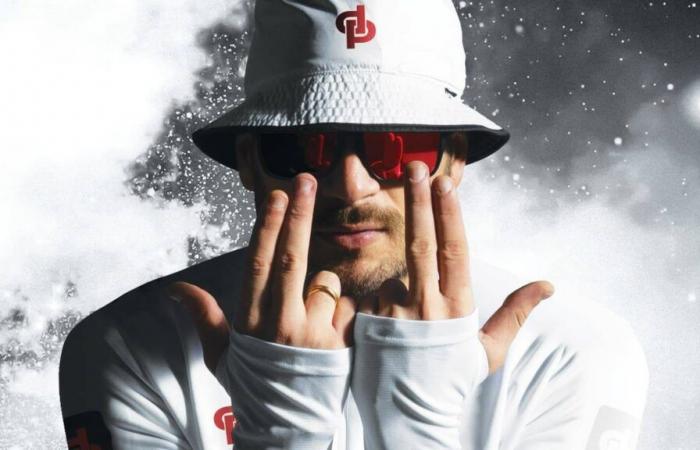 Rapper Jul warnt mit flammenden Fingern vor einem gefährlichen TikTok-Trend, der seinen Kanal übernimmt