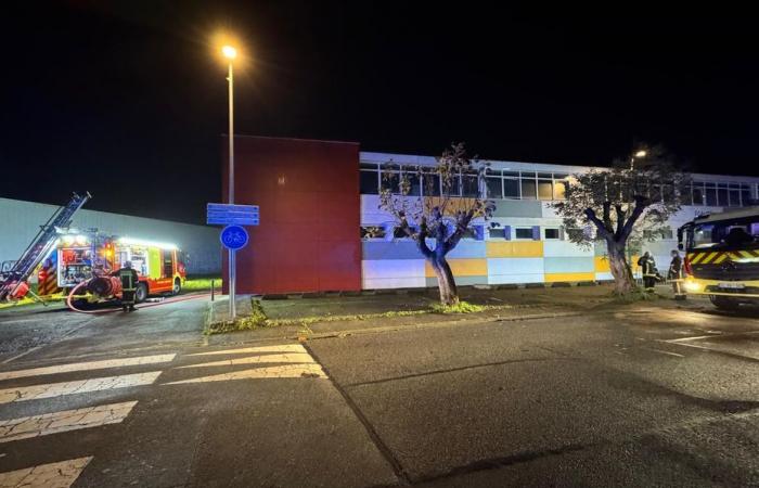 Brand in einer Schule, große Feuerwehr vor Ort