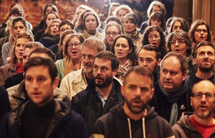 Ein aus der Asche der Kathedrale Notre-Dame gegründeter Chor feiert die Wiedereröffnung