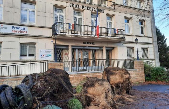 IN BILDERN – Wut der Landwirte: Die Ländliche Koordination von Manche hinterlässt Spuren ihres Besuchs in Coutances