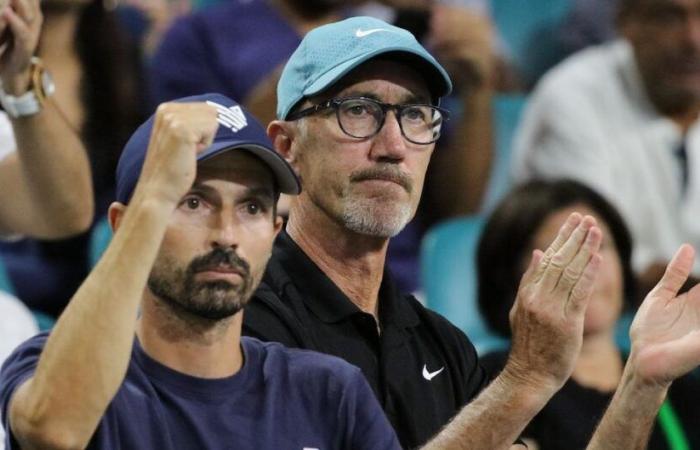 ATP > „Das macht keinen Sinn. Djokovic hatte 3 der 4 Grand-Slam-Turniere im Jahr 2023 gewonnen und die Auszeichnung als bester Trainer des Jahres wurde nicht von Ivanisevic, sondern von Sinners Trainern gewonnen. Und dieses Jahr war Sinner zwar überlegen „Alle, weder Cahill noch Vagnozzi sind unter den Nominierten“, beklagt sich der Journalist José Moron