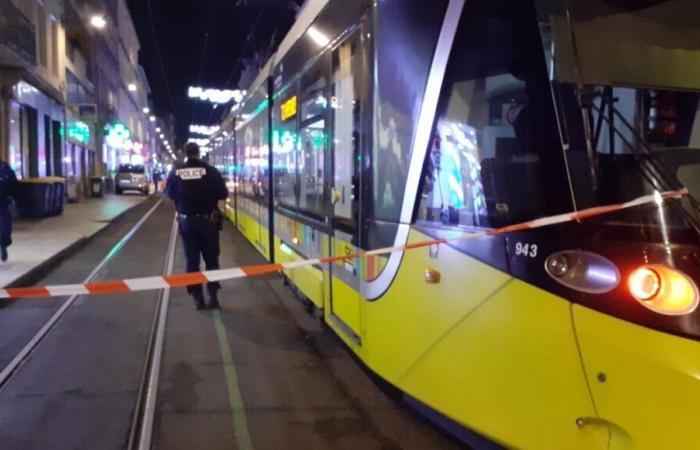 Ein mit Messern bewaffneter Mann wurde in Saint-Étienne von der Stadtpolizei erschossen