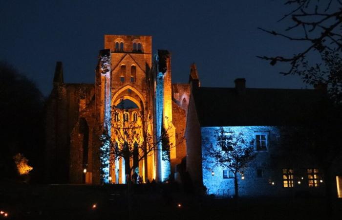 Ein großer Weihnachtsmarkt, der in dieser herrlichen Abtei von Manche organisiert wird