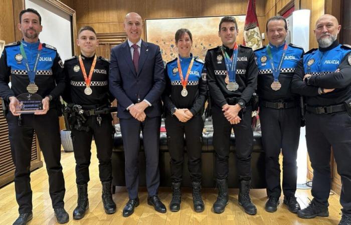 Die örtliche Polizei von León badet auf dem Fahrrad in Medaillen