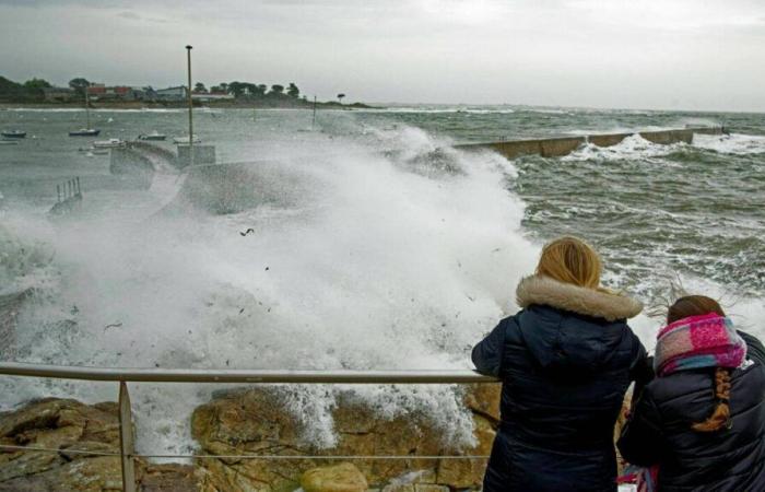 Wetterbericht. Regnerischer Tag im Norden und böige Winde entlang des Ärmelkanals