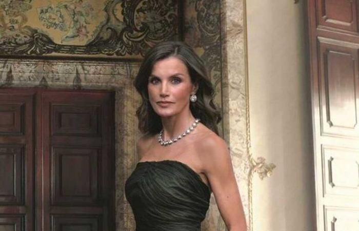 Königin Letizia sieht majestätisch aus mit ihrem Vintage-Umhang von Balenciaga, der für die Hochzeit von König Juan Carlos entworfen wurde