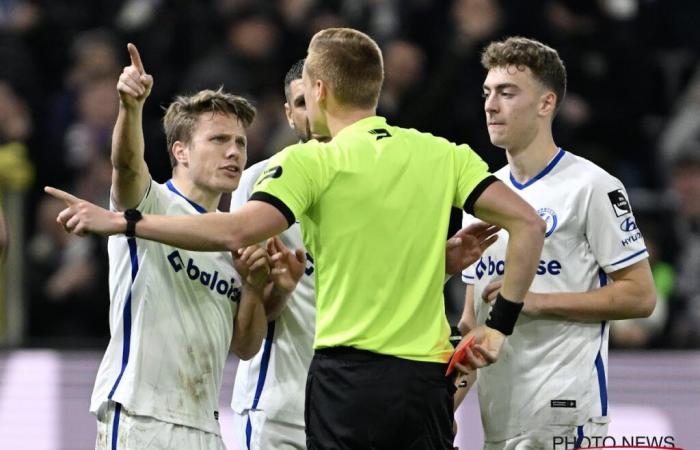 Gegen Anderlecht wegen einer sehr hässlichen Geste ausgeschlossen, schimpft ein Spieler von La Gantoise gegen den Schiedsrichter: „Das ist unfair!“ – Alles Fußball