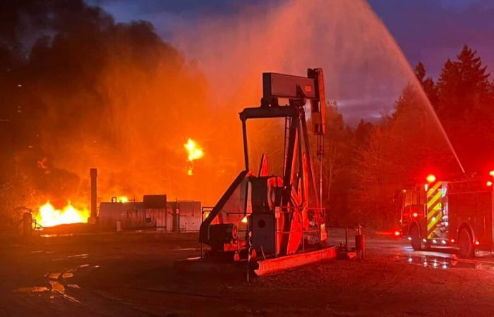 Explosives Chaos: Panzer auf dem Testgelände von General Motors entzünden sich in einem Feuer, Häuser werden von der Explosion erschüttert.