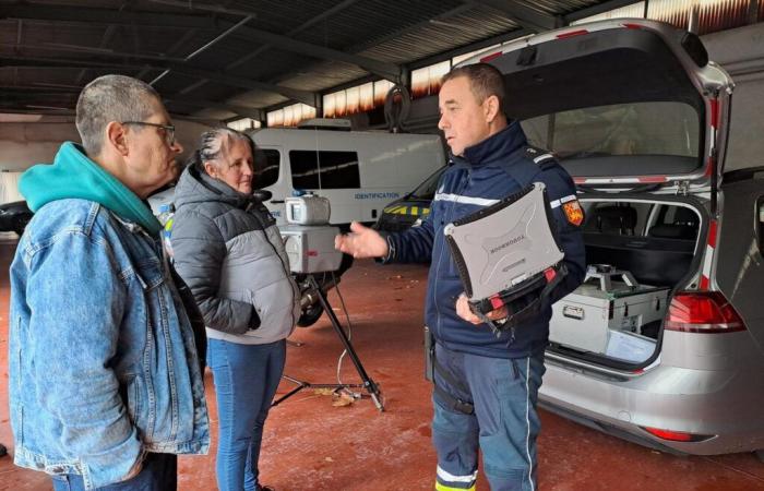 zwei behinderte Arbeiter hinter den Kulissen der Landesgendarmerie