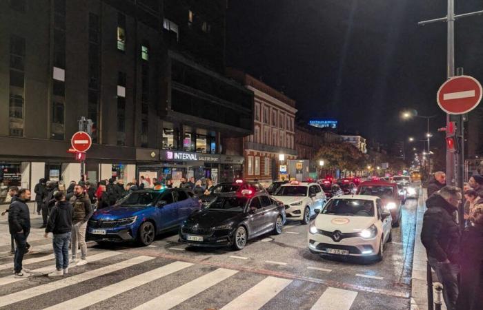 Zwischen Sammel- und Filterdämmen mobilisierten Taxis in Toulouse