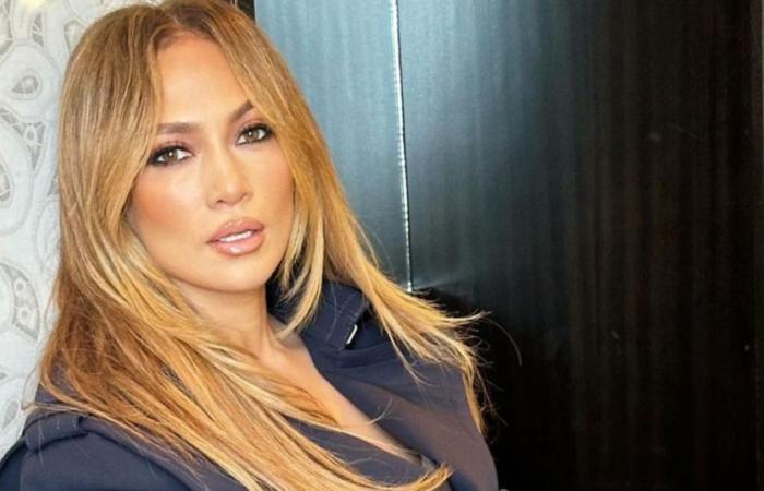 In einem Mikrorock und oberschenkelhohen Stiefeln entblößt Jennifer Lopez ihre Beine, ihre Gesichtszüge sind glatter als je zuvor