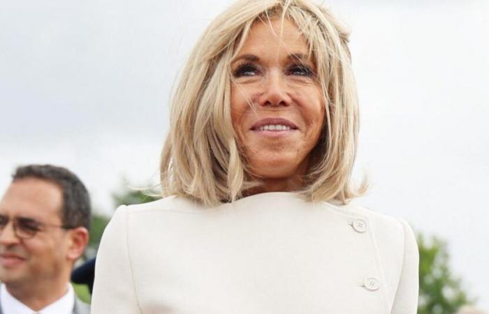 Brigitte Macron beweist in Paris, dass Smoky Eyes auch tagsüber getragen werden können