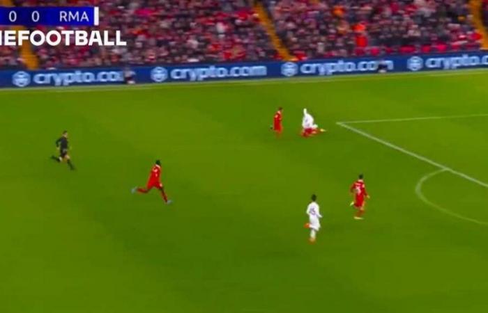 (Video) Nimm das! Conor Bradley hält Anfield mit einem knallharten Kampf gegen Mbappe auf Trab