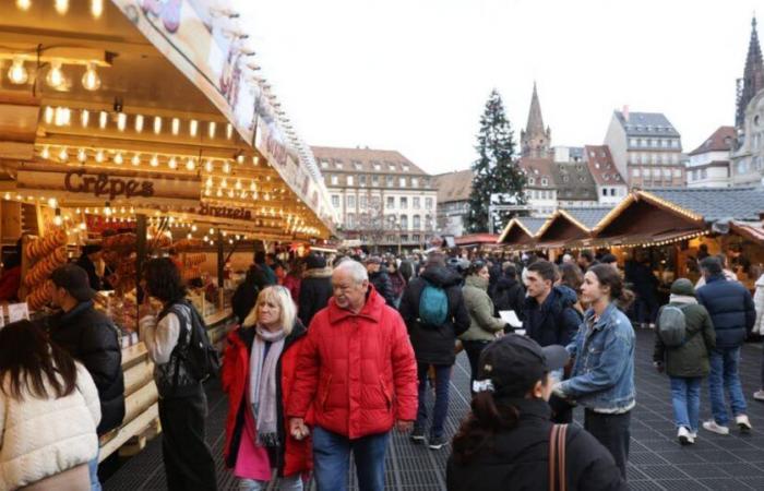 Der Weihnachtsmarkt ist eröffnet, die Hütten sind geöffnet