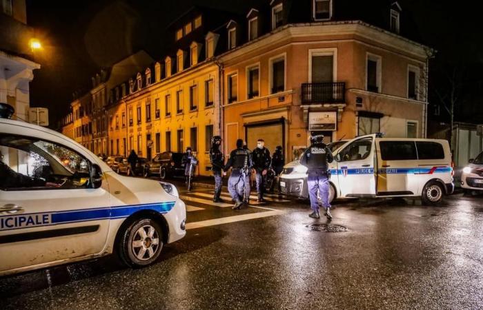 Ein Kommunalpolizist wird geschlagen, als er sich weigert, zu gehorchen, sein Kollege eröffnet das Feuer