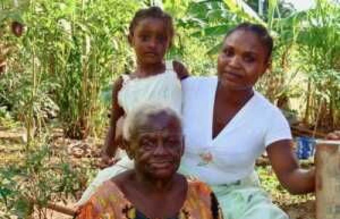 M’Biwi und traditionelle mahoresische Töpferwaren glänzen in Paris