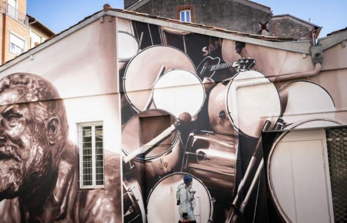 Ein Lotois schafft ein Fresko für Jean Jaurès in Toulouse