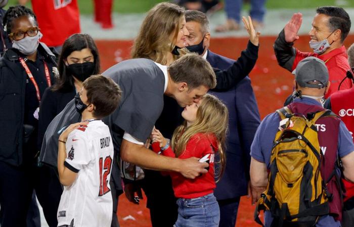 Berichten zufolge wird Tom Brady Thanksgiving alleine verbringen, während die schwangere Ex-Gisele mit Kindern reist