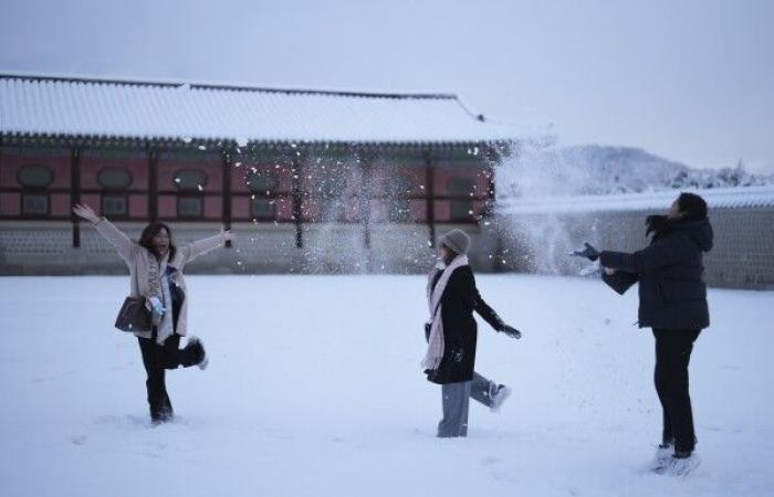 Der größte November-Schneesturm seit einem halben Jahrhundert trifft Seoul und setzt Flüge ab