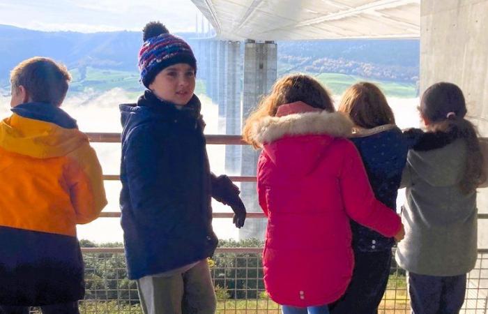 Anlässlich des 20-jährigen Jubiläums besuchen fast 1.000 Studenten aus South Aveyron das Millau-Viadukt