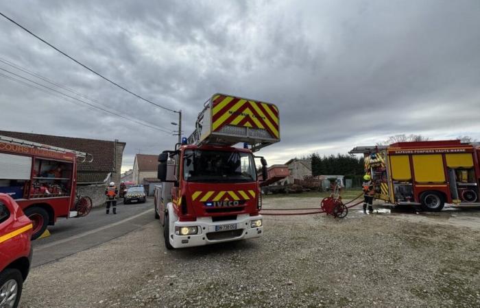 Mit dem verkohlten Nebengebäude retten die Feuerwehrleute das Haus