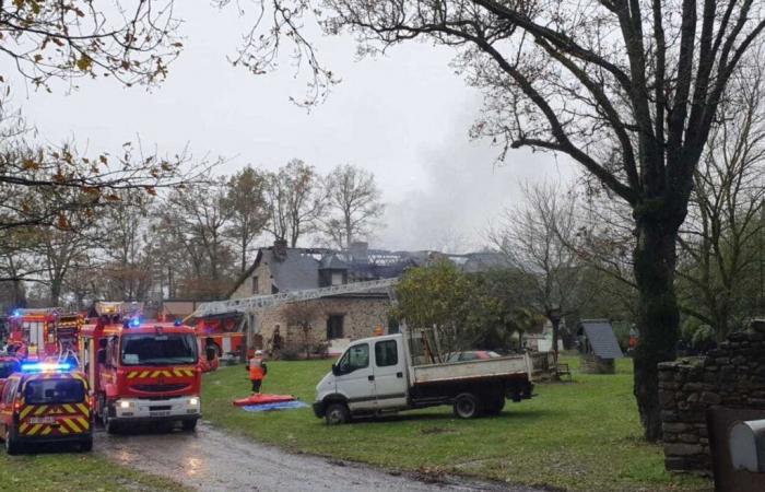 Eine Werkstatt wird zerstört, das Feuer breitet sich auf ein Haus aus