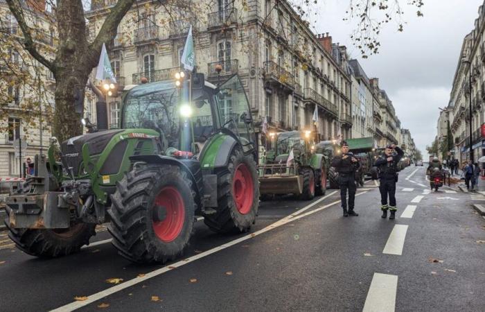 Landwirte fahren mit Traktoren zur Demonstration in der Loire-Atlantique und der Vendée