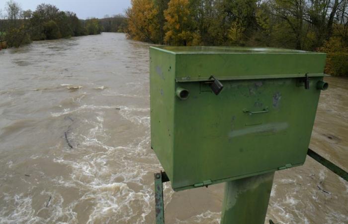 Zwei Müllsammler tauchen ab und retten einen Teenager vor dem Ertrinken, der in einen „eiskalten und gefährlichen“ Fluss gefallen ist