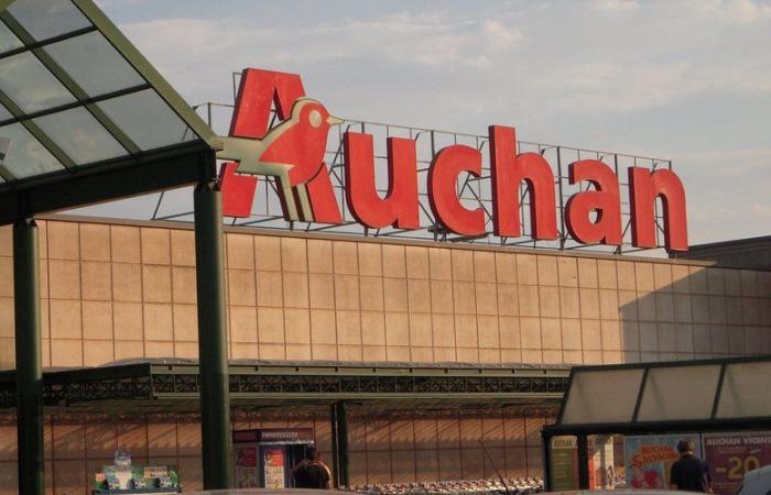 „Danke, auf Wiedersehen“: Nach 40 Jahren Karriere bei Auchan wird sie mit einer Medaille belohnt … nach ihrer Entlassung