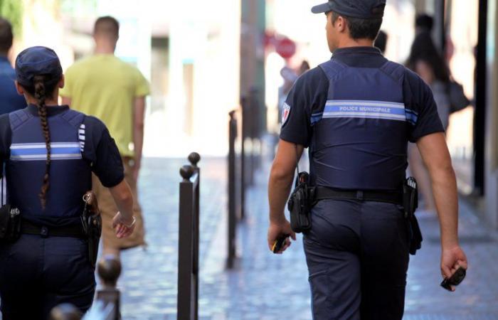 „Hau ab, du bist ein Dieb, ich bezahle dich nicht“: Wegen Trunkenheit auf der öffentlichen Straße verhaftet, greift Elvis die Stadtpolizei an