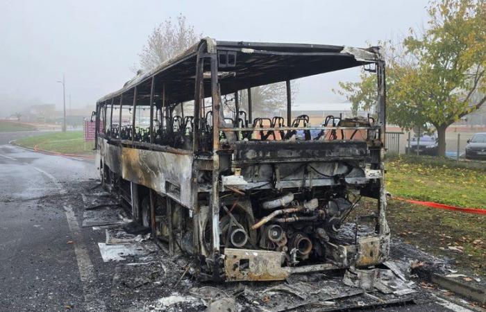 Spektakulärer Brand in der Nähe des Kernkraftwerks Golfech: Ein Reisebus liegt in Asche