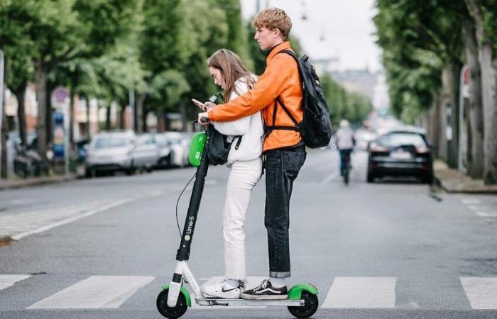 Er fährt mit einem Elektroroller über die Autobahn, ein völlig bewusstloser Deutscher auf den Straßen Frankreichs