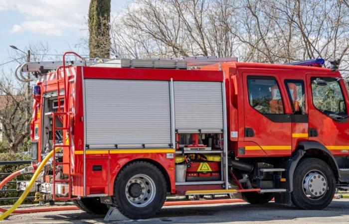 Bei der Explosion eines Hauses wurde eine Frau getötet und ein Mann ins Krankenhaus eingeliefert