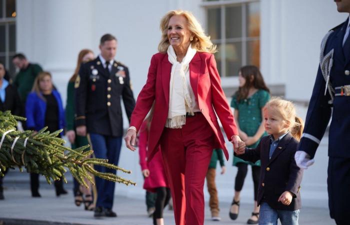 Jill Biden und ihr Enkel Beau begrüßen den Weihnachtsbaum im Weißen Haus