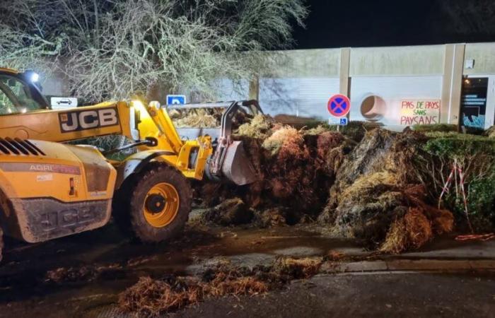 Montbard. Mehrere hundert Landwirte demonstrierten vor dem französischen Amt für Artenvielfalt