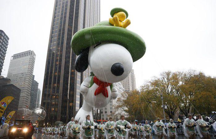 Broadway-Stars singen und tanzen bei der verregneten Thanksgiving-Parade in NYC