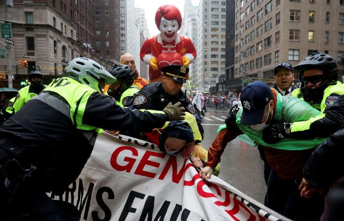 Pro-palästinensische Demonstranten wegen Unterbrechung der Thanksgiving-Parade verhaftet