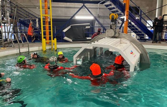 Feuerwehrleute aus dem Norden trainieren in einem Schwimmbad, um bei Katastrophen auf See zu reagieren