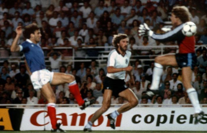 TELETHON. Battistons legendäres Trikot für die französische Mannschaft während des WM-Halbfinales 1982, das bei einer Tombola gewonnen werden soll