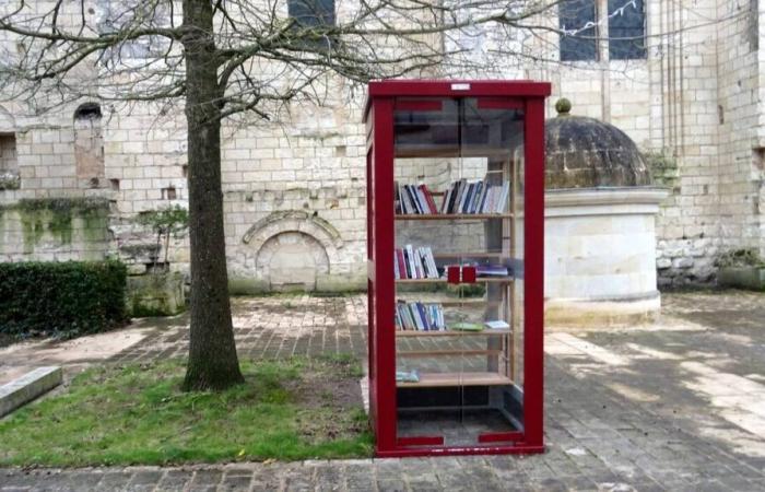 Le Puy-Notre-Dame. Aus der alten Telefonzelle ist eine Bücherbox geworden