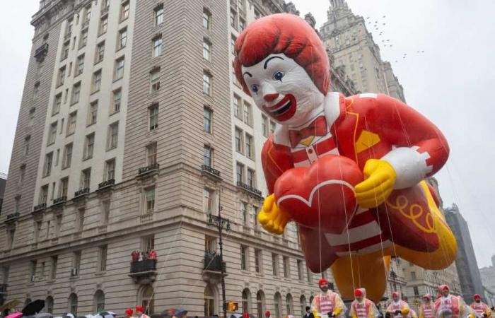 Mindestens 21 Personen verhaftet, nachdem Proteste die Thanksgiving-Parade in New York City störten