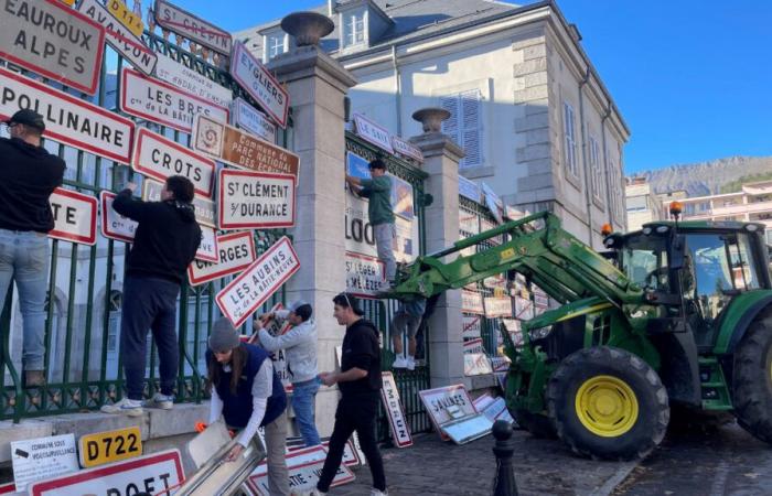 Gemeindeschilder hingen in der Präfektur Gap